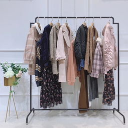 以天馬行空的想象力,打破固有時尚理論 設(shè)計(jì)品牌女裝折扣衣世界批發(fā)