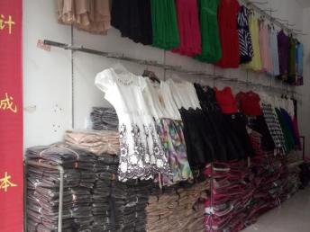 成都服裝、鞋帽、箱包跳樓貨低價(jià)批發(fā)指南 庫(kù)存尾貨助力擺攤開(kāi)店